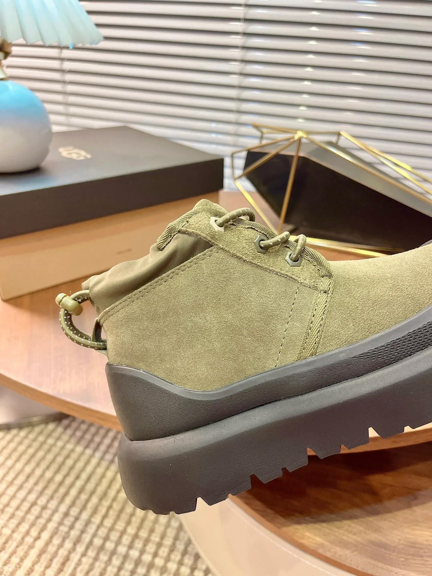 【UGG】 P: 560💰 Couple shoes Size: Women’s size 35-40 / Men’s size 40-44 UGG Tasman Weather Hybrid slip-on snow boots👢 Wang Yibo's same style 👏 adds a large orange sole to the classic Tasman shoe style, functional color contrast design, environmentally friendly waterproof and snowproof material, which has both fashionable and functional attributes. At the same time, it is paired with the new UGG furry shoes Keen's furry color-blocking jacket. Bright orange and maroon collide to create a new light outdoor style and open up a new travel experience in early autumn! Using the best materials, the 17mm fur integrated surface is warmer and breathable, and the outsole is upgraded to a lightweight and wear-resistant light wing technology outsole!
